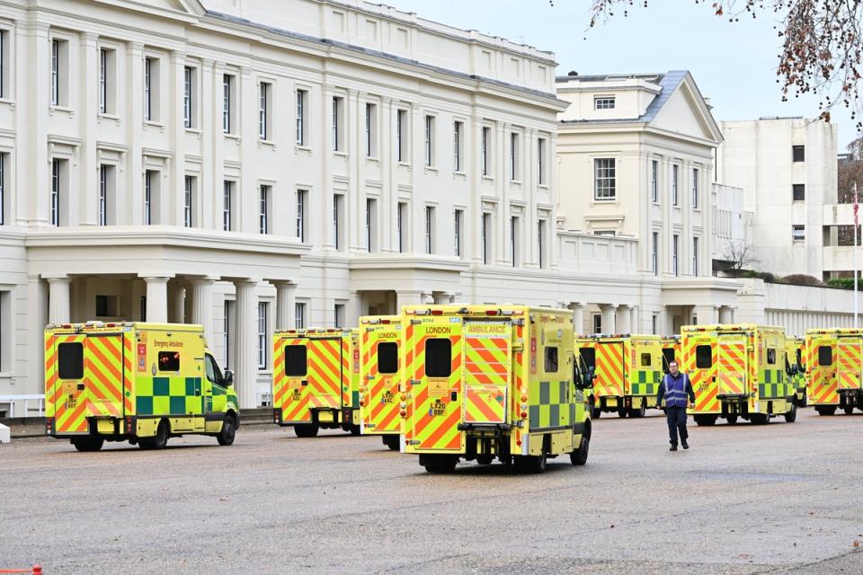 Soldados preparándose para el ataque de ambulancias en los cuarteles de Wellington (Jeremy Selwyn)