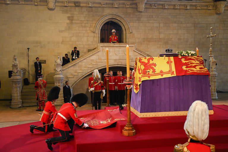 El féretro de Isabel II dentro de Westminster Hall, en el Palacio de Westminster