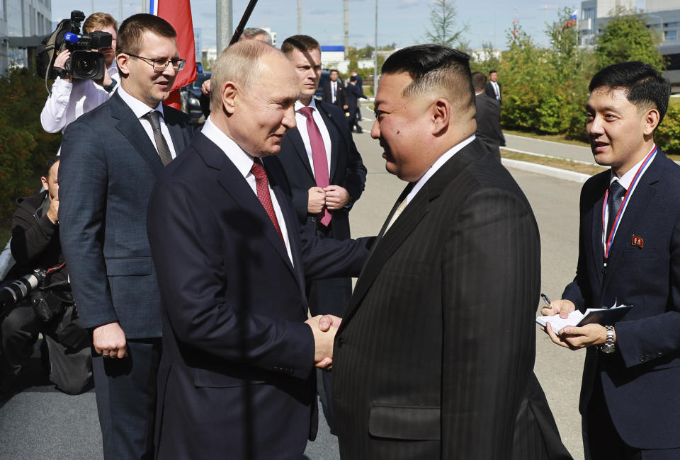 El presidente de Rusia, Vladímir Putin (izquierda), y el líder norcoreano, Kim Jong Un, se estrechan la mano durante un encuentro en el cosmódromo de Vostochny, a las afueras de la ciudad de Tsiolkovsky, a unos 200 kilómetros (125 millas) de la ciudad de Blagoveshchensk, en la región de Amur, en el extremo oriental de Rusia, el 13 de septiembre de 2023. (Vladimir Smirnov, Sputnik, Kremlin Pool Foto vía AP)