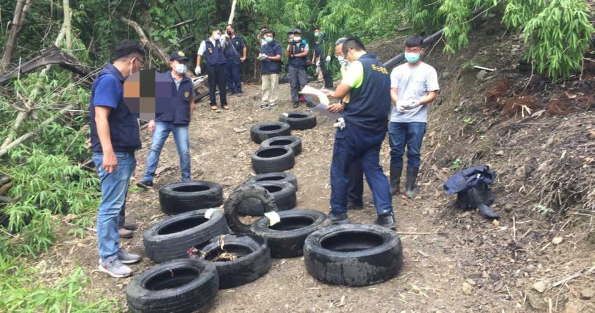 警方在國有林班地山區發現大量的輪胎，懷疑近日的火燒山與縱火有關。（圖／警方提供）