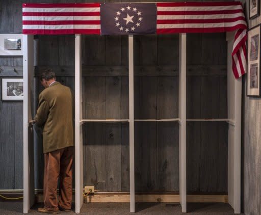 Un hombre se prepara para votar este martes tras la medianoche local en New Hampshire (EEUU).