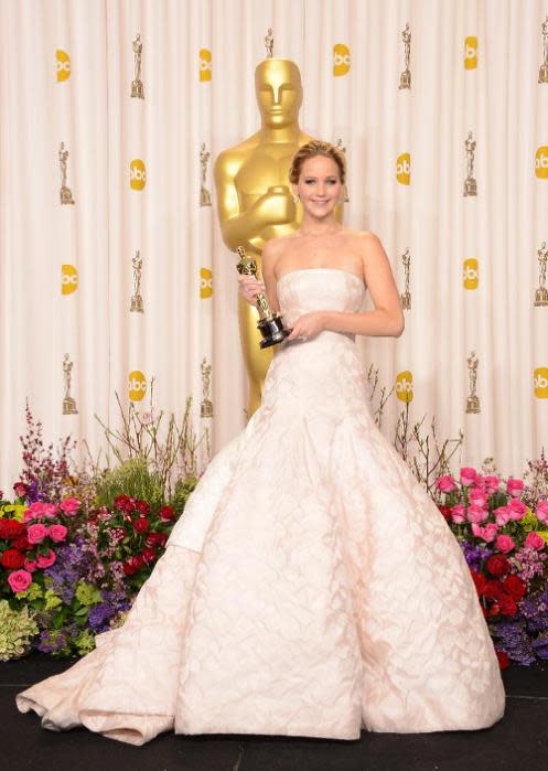 <p><span>Unvergessen ist natürlich das Kleid, das Hollywood-Liebling Jennifer Lawrence bei den Oscars 2013 trug. In diesem traumhaften Dress holte sie sich nicht nur ihren Award für “Silver Linings” ab, sondern stolperte auch unglücklich auf dem Weg auf die Bühne – glücklicherweise lachte sie den Fauxpas einfach weg. Diese unbezahlbare Werbung hätte das Label Dior schätzungsweise 4 Millionen Dollar gekostet, um sie käuflich zu erwerben – das macht das Kleid von Miss Lawrence zum teuersten Oscar-Outfit aller Zeiten.</span> </p>