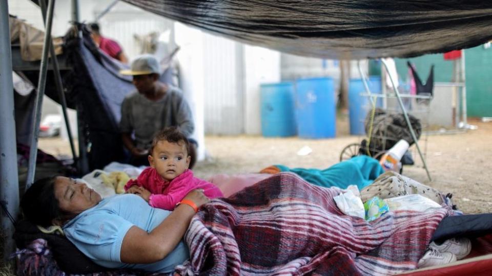 Una abuela junto a su nieta en un campamento improvisado en 2018 en Tijuana, México.