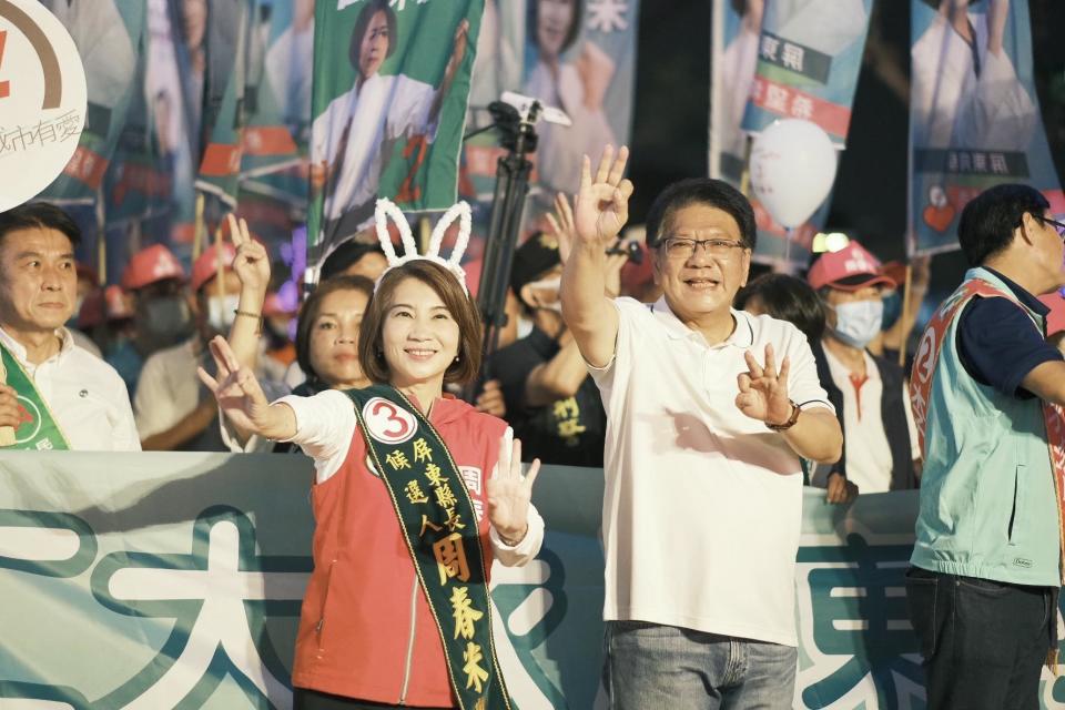 潘孟安（右）挾現任縣長資源賣力幫周春米輔選，屏東縣長大選民進黨卻只小贏一萬多票。翻攝潘孟安臉書