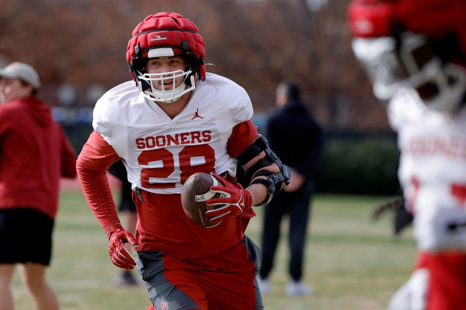 OU linebacker Danny Stutsman announced he'd return for his senior season on Monday.