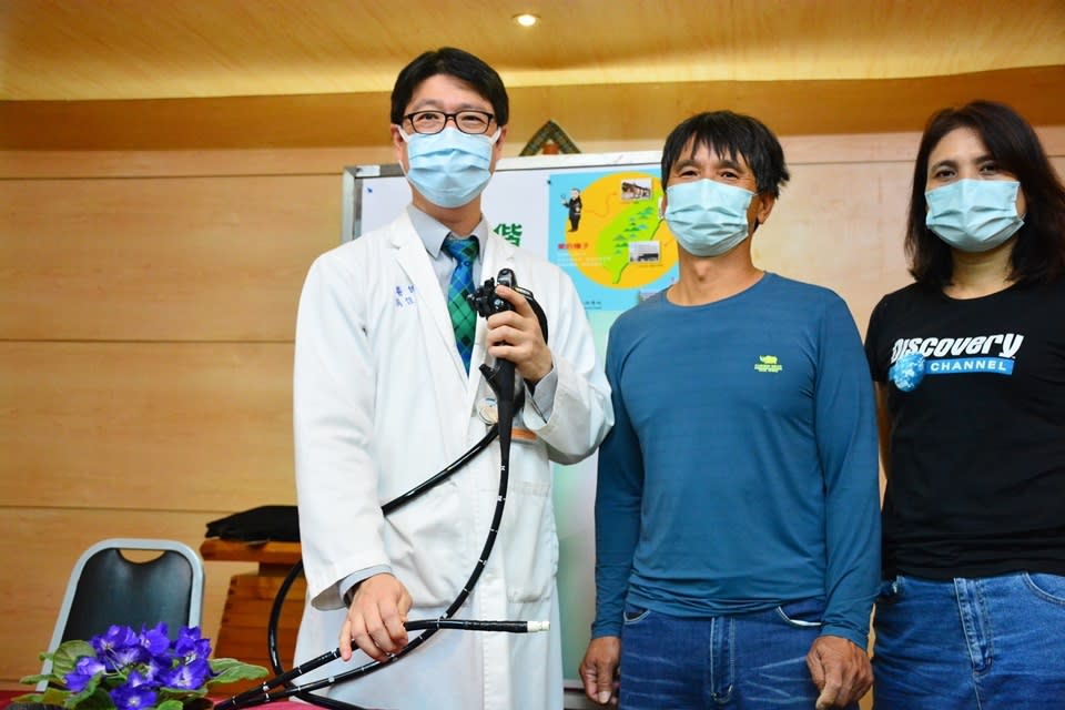 彭先生(中)受膽管炎頻頻復發所苦，經吳佳憲醫師(左)行內視鏡超音波導引膽管引流手術後，終於解除病痛。