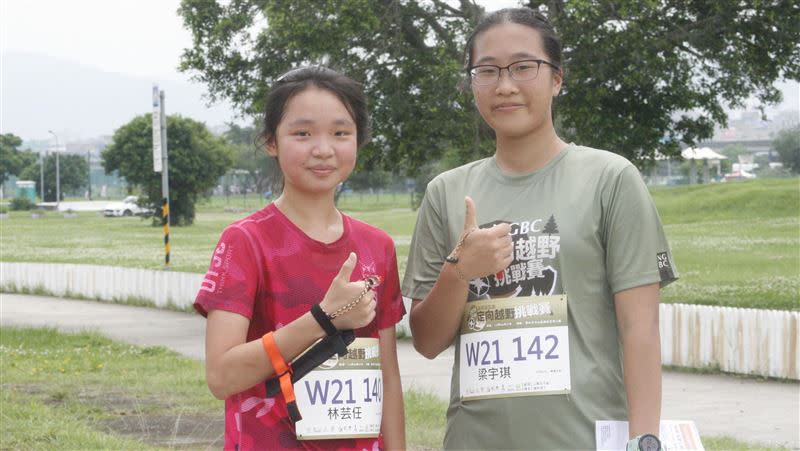 國防大學的前亞青國手梁宇琪(右)與高中學妹林芸任分獲公開女子組前二。（圖／大會提供）