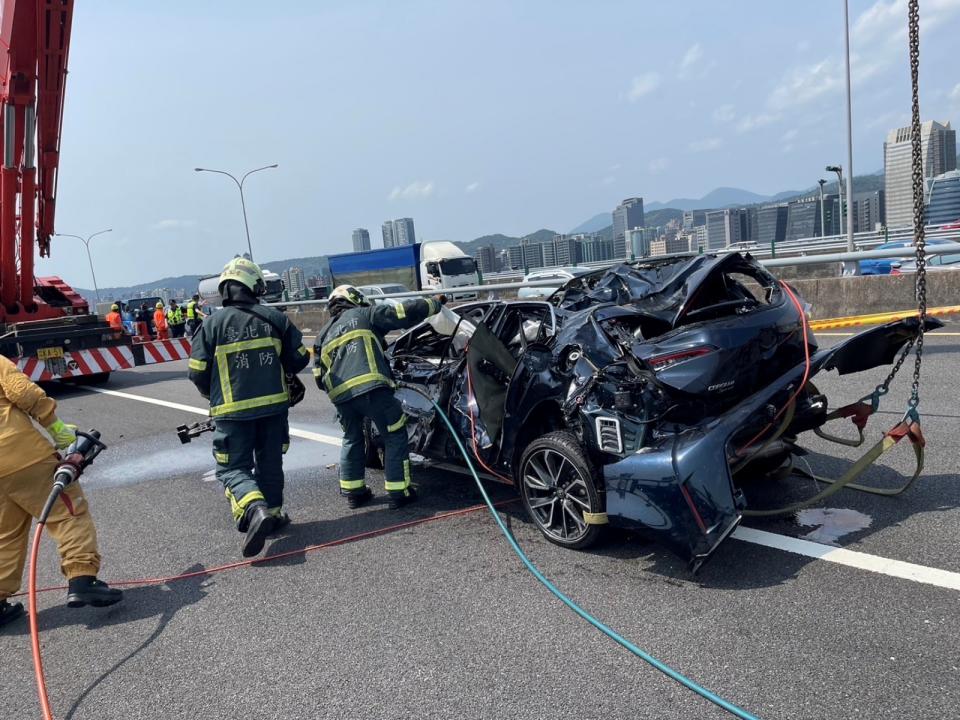 國道1號堤頂出口匝道附近28日晚發生交通事故，一輛汽車自撞匝道護欄後翻落基隆河，警消經一夜搜索，29日下午發現車輛，32歲蔡姓駕駛明顯死亡，詳細案發及肇事原因待調查。（翻攝照片／中央社）