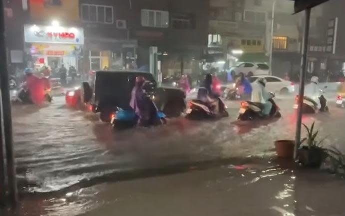 高雄晚間下起大暴雨，導致不少地區都有淹水的狀況，交通也因此變得非常混亂。（翻攝自記者新聞網）