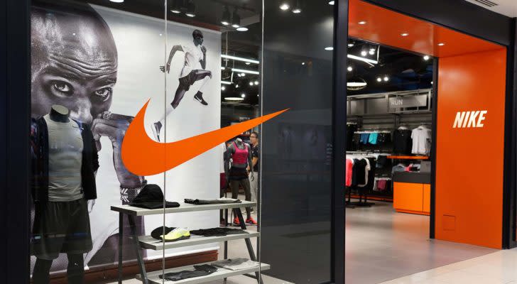 Tienda Nike (NKE) en un centro comercial en Penang, Malasia. acciones de petirrojo