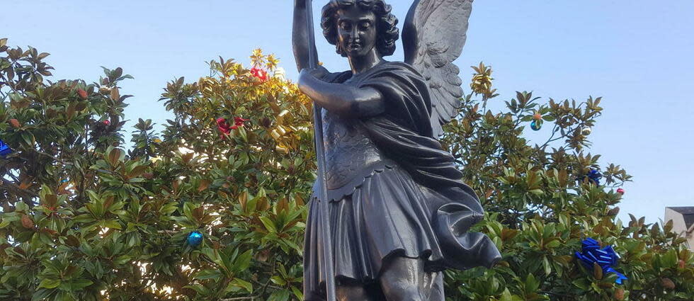 La statue représentant saint Michel, aux Sables-d'Olonne, devra bien être enlevée de la place publique.  - Credit:Alexandre Hodicq / MAXPPP / PHOTOPQR/OUEST FRANCE/MAXPPP