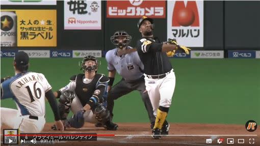 軟銀巴倫汀（Wladimir Balentien）這球直擊札幌巨蛋屋頂。（圖／翻攝自太平洋聯盟TV）