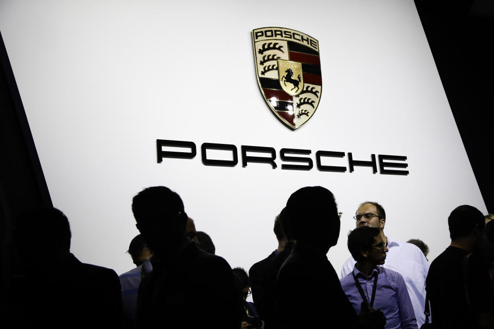 <p>Anleger forderten von Porsche rund acht Milliarden Euro, weil die Stuttgarter ihre Pläne zur Übernahme von VW im Jahr 2005 verschleiert hätten. Das Oberlandesgericht Celle sah das anders und ließ den Prozess im Oktober platzen. (Bild: AP) </p>