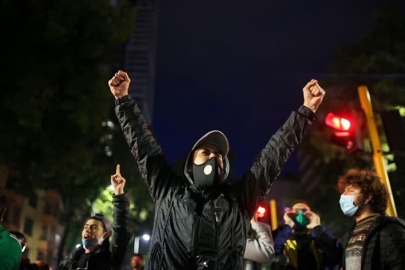 Manifestantes participan en una protesta después de que un hombre, que fue detenido por violar las normas de distanciamiento social, murió al recibir descargas electricas sucesivas por dos policías en Bogotá