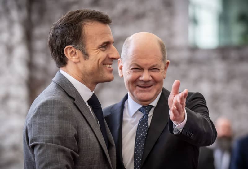 German Chancellor Olaf Scholz (R) welcomes Emmanuel Macron, President of France, in front of the Chancellery in Berlin. The so-called Weimar Triangle top level meeting is taking place against the backdrop of massive Franco-German differences over Ukraine policy. Michael Kappeler/dpa