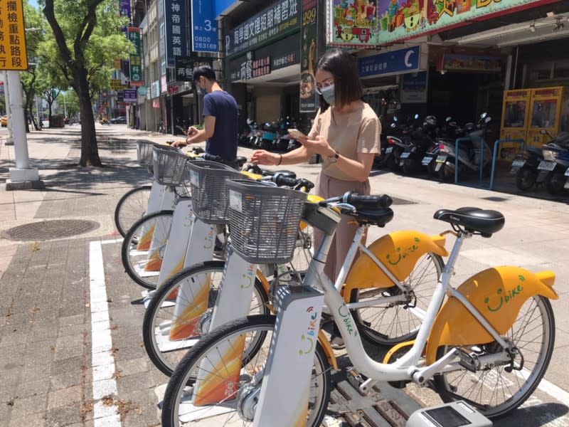 高市府推出每週五使用微笑單車2.0 APP掃碼租借，高雄YouBike2.0享前30分鐘免費優惠 。（圖/交通局提供）
