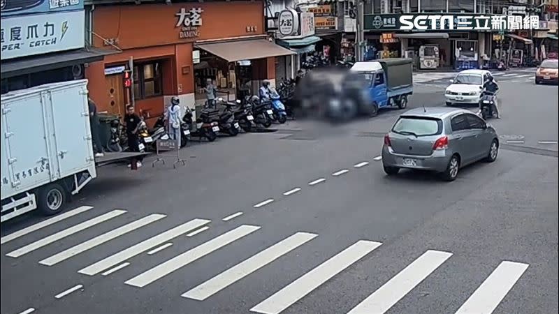 小貨車司機身體不適，沿路碰撞6機車害2騎士掛彩受傷。（圖／翻攝畫面）