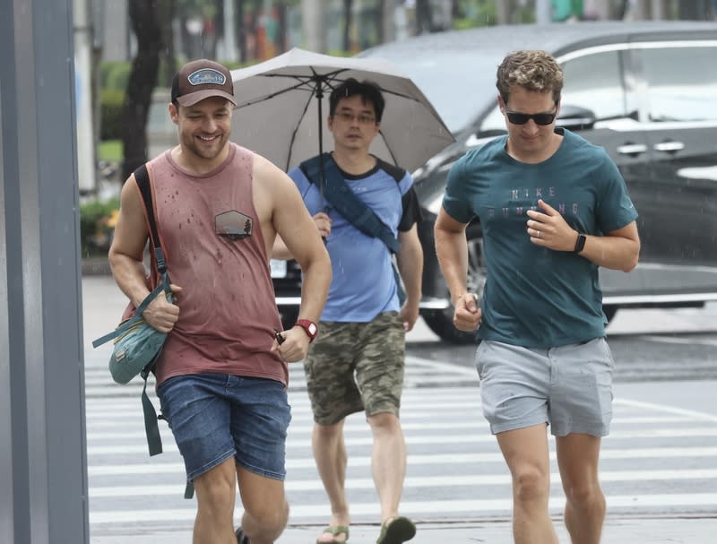 台北午後陣雨  民眾快步過馬路 午後對流雲系發展旺盛，台北市區22日下午雲層厚 實，隨即下起雨來，西門町街頭有沒帶雨具的民眾快 跑過馬路，準備找地方躲雨。 中央社記者張皓安攝  113年6月22日 