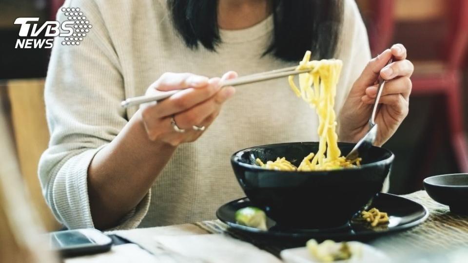 獨自在外吃飯時「占位」成為一大考驗。（示意圖／shutterstock達志影像）