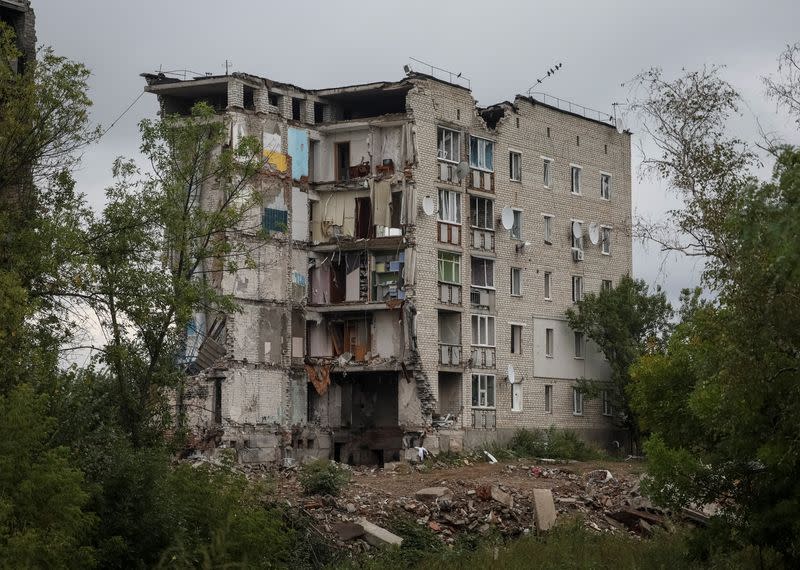 Una casa de apartamentos dañada, mientras continúa el ataque de Rusia a Ucrania, en la ciudad de Izium, recientemente liberada por las Fuerzas Armadas de Ucrania, en la región de Járkov, Ucrania