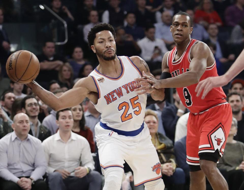 New York Knicks' Derrick Rose (25) passes away from Chicago Bulls' Rajon Rondo (9) during the first half of an NBA basketball game Thursday, Jan. 12, 2017, in New York. (AP Photo/Frank Franklin II)