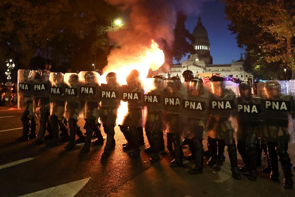 阿根廷國會眾議院2月2日通過總統米雷伊的施政法案，引爆新一波示威，執法人員當晚在國會大廈外鎮守，背後有不明火勢。路透社