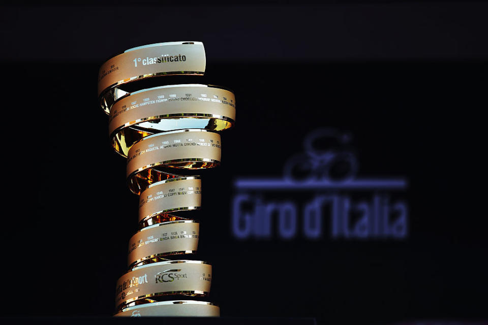 El trofeo ‘Senza Fine’ del Giro de Italia. Además del actual ganador, el holandés Tom Domoulin (Team Sunweb), también son favoritos: Fabi Aru ((UAE Emirates), Miguel Ángel López (Astana), Thibaut Pinot (Groupama) y Esteban Chaves (Michelton-Scott) y Chris Froome (Team Sky). / Foto: Getty