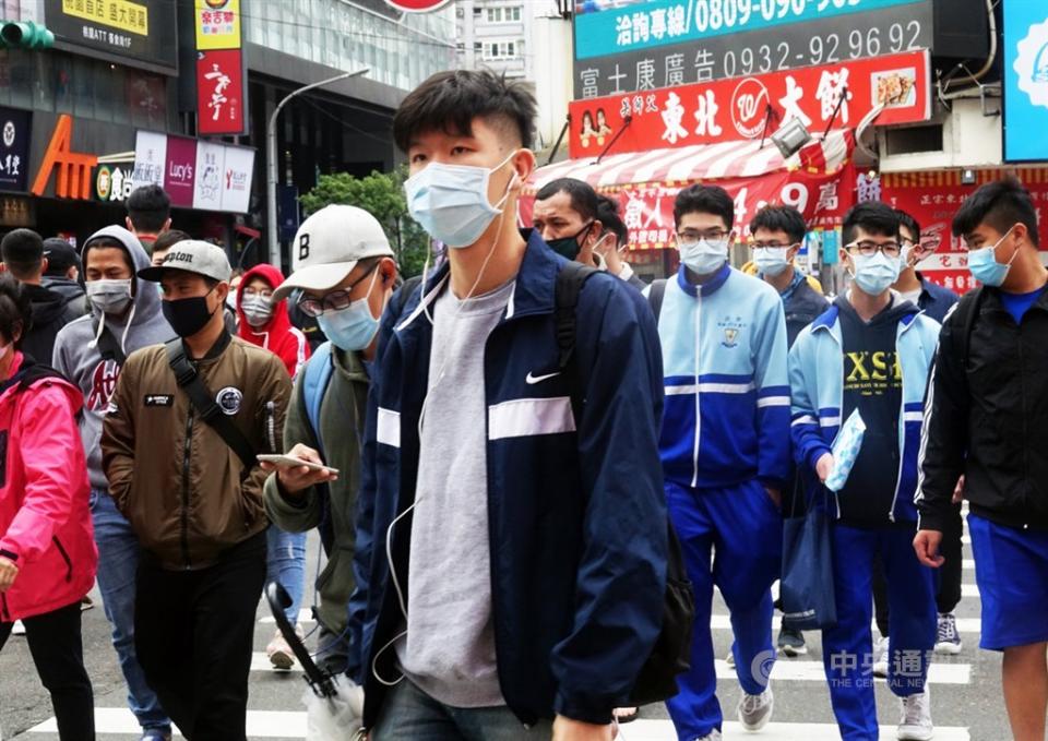 台灣落實防疫，4天3度0確診。圖為桃園市民假日上街也都戴上口罩。（中央社）