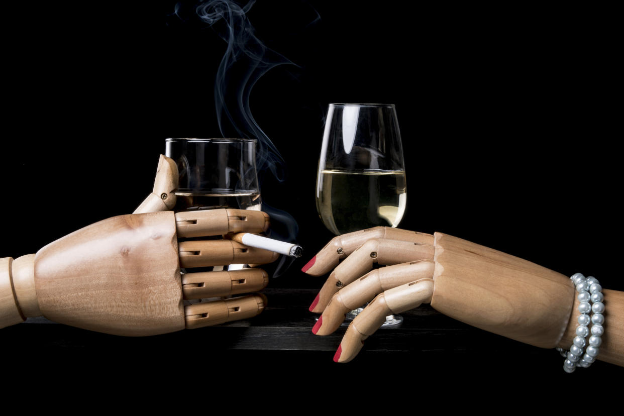 Nicht nur Zigaretten sind schuld: Auch Alkohol erhöht bei Männern wie Frauen das Risiko, an Krebs zu erkranken. (Bild: Getty Images/Studio Serge Aubert)