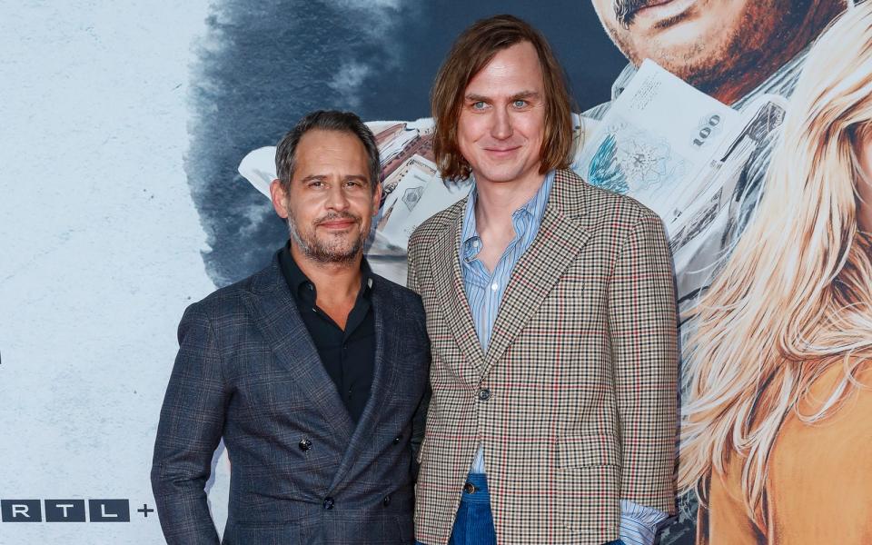 Moritz Bleibtreu (links) und Lars Eidinger bei der Premiere von "Faking Hitler" am 17. November in Berlin. (Bild: 2021 Gerald Matzka/Gerald Matzka)