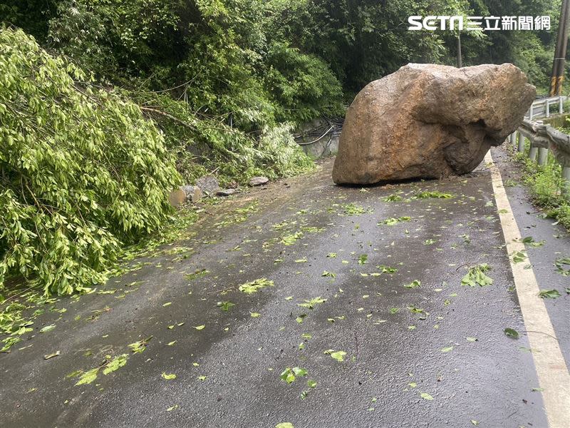 堪比九人座小巴的巨石突然從山坡崩落，掉在力行產業道路21公里處。（圖／翻攝畫面）