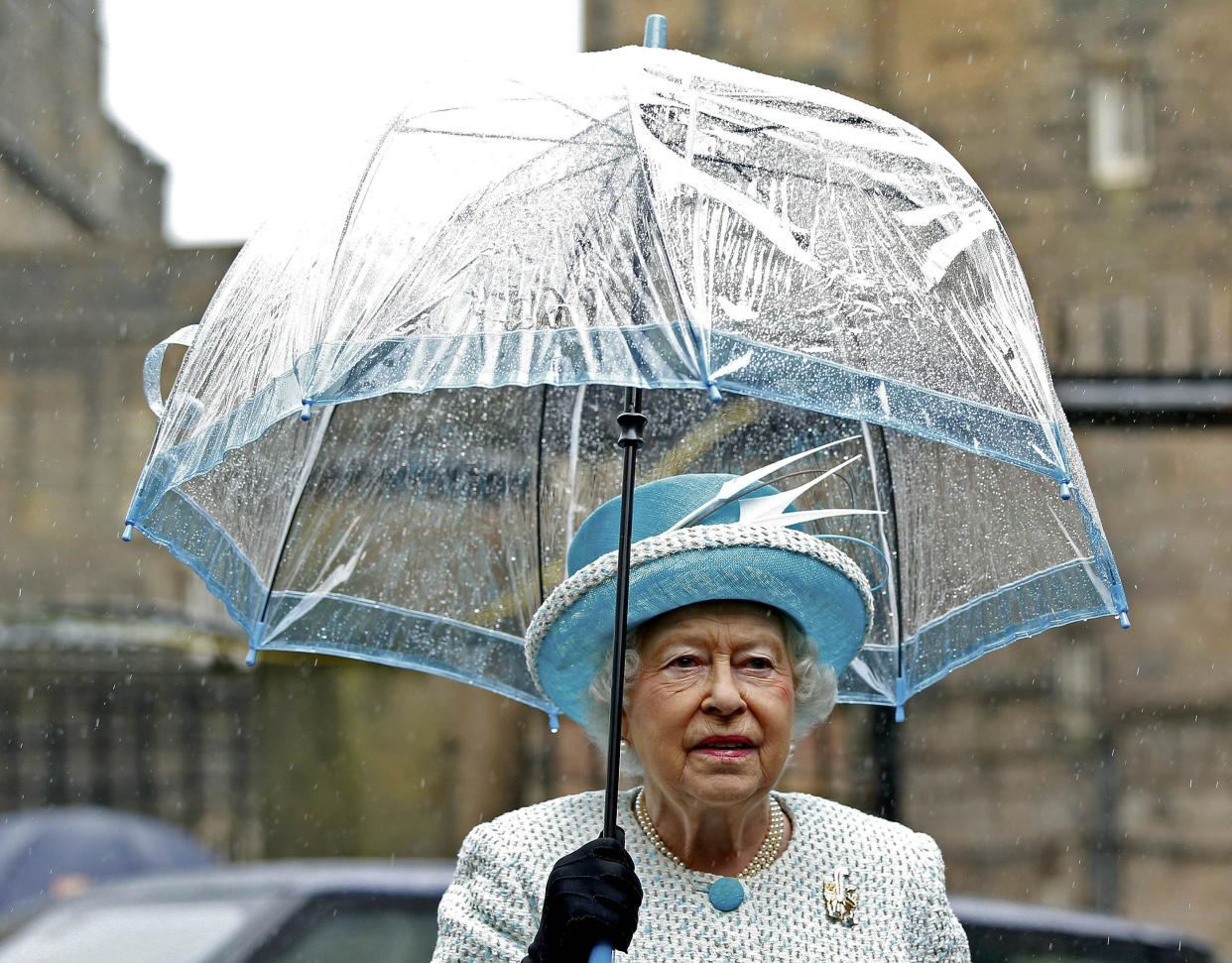 Queen Elizabeth II. trägt maßgeschneiderte Regenschirme von Fulton. (Bild: Getty Images)