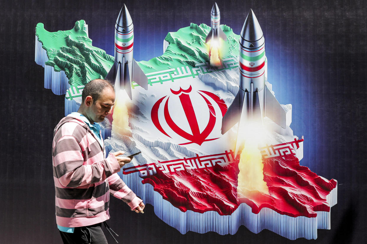 L’offensive iranienne, qui a pointé des centaines de missiles et de drones vers Israël samedi, ne restera pas sans réponse de l’État hébreu, assure au HuffPost Frédéric Encel, docteur en géopolitique (photo d’illustration devant une fresque de propagande à Téhéran ce lundi 15 avril).