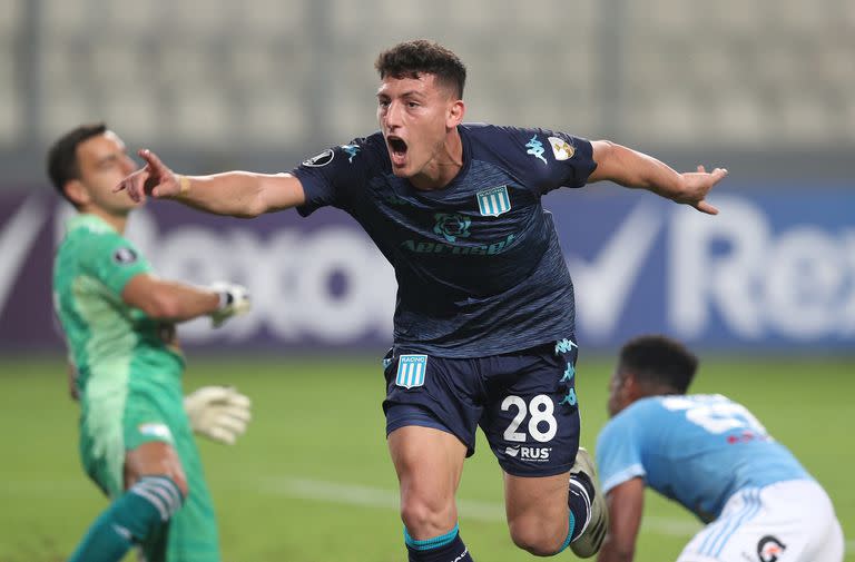 Tomás Chancalay festeja su gol, el primer de Racing en la victoria sobre Sporting Cristal