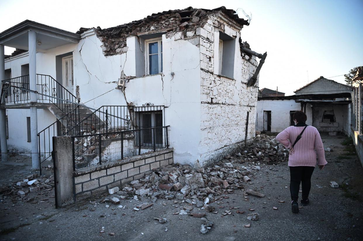 Une maison endommagée dans le village de Mesohori, près de la ville de Tyrnavos, après qu'un fort tremblement de terre de magnitude 6,3 a frappé la région centrale grecque de Thessalie le 3 mars 2021. (Photo d'illustration) - Sakis Mitrolidis - AFP