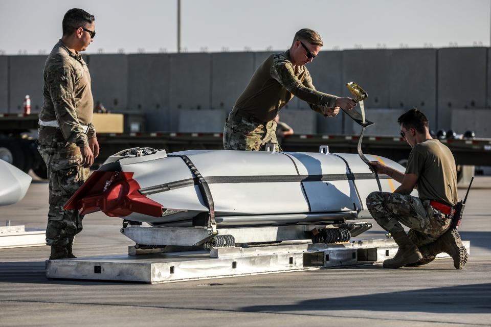 Airmen conduct rehearsals of palletized cargo