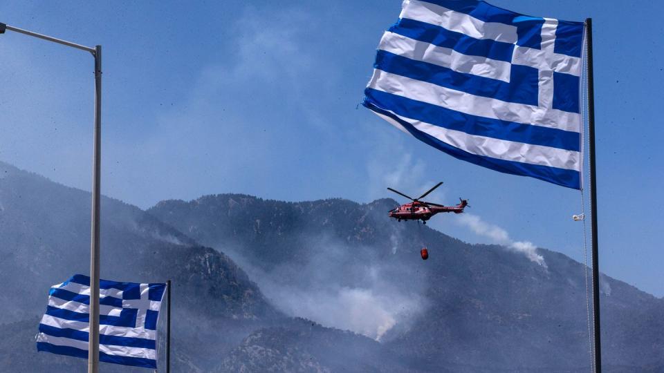 Archivbild: Ein Hubschrauber arbeitet Ende Mai an der Eindämmung eines Waldbrandes in Griechenland. In dem Land sind erneut mehrere Brände ausgebrochen.