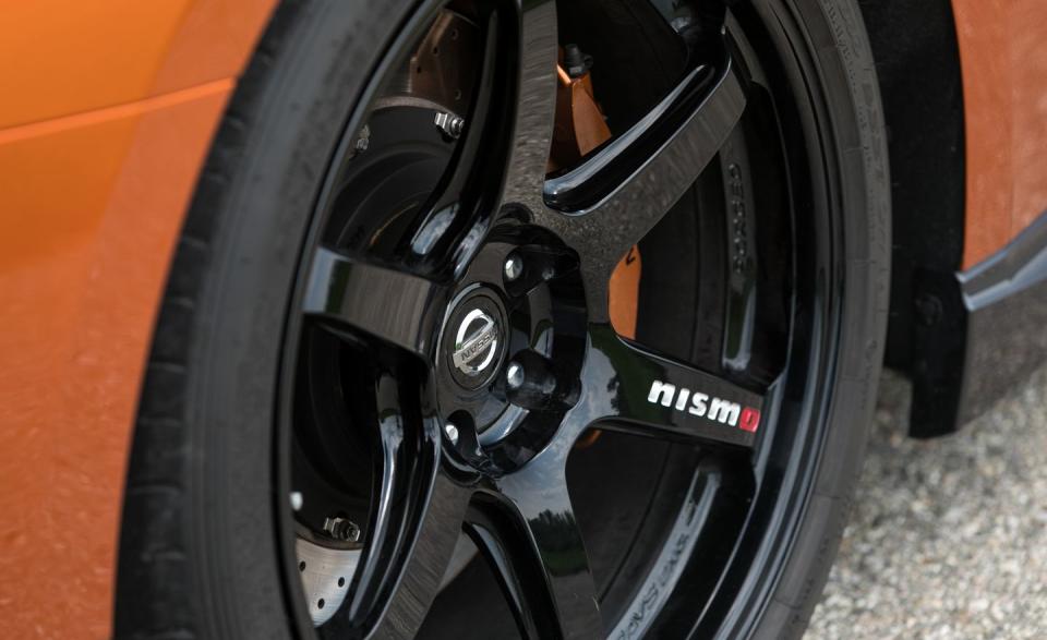 <p>Wheels that are 0.5-inch wider than stock wear ultra-high-performance Dunlop run-flat tires.</p>