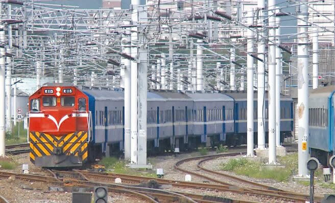 南迴鐵路電氣化將在23日正式通車，這也代表著全台唯一能開窗的藍皮普快列車即將步入歷史。（本報資料照片）