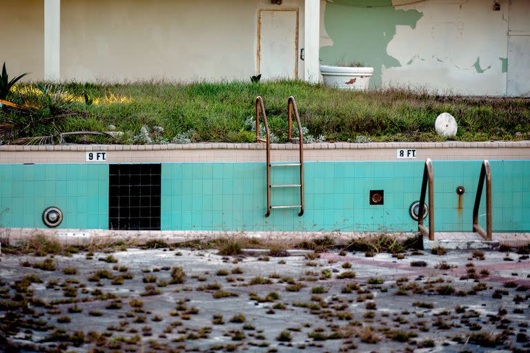 El área de la piscina en el Deauville Beach Resort en Miami Beach el 13 de enero de 2022. Los propietarios cerraron el hotel después de un incendio eléctrico en 2017