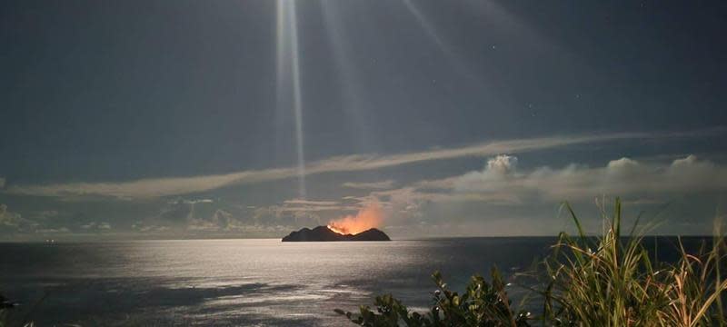 位於蘭嶼東南方3浬處的無人島小蘭嶼，昨日晚間發生火燒島。（島民石宏偉授權提供）