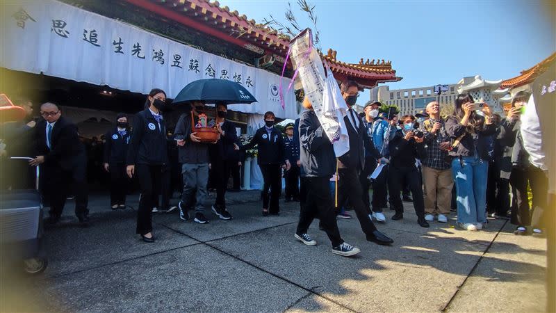 家屬及警政長官同仁送行。（圖／記者莊淇鈞攝影）