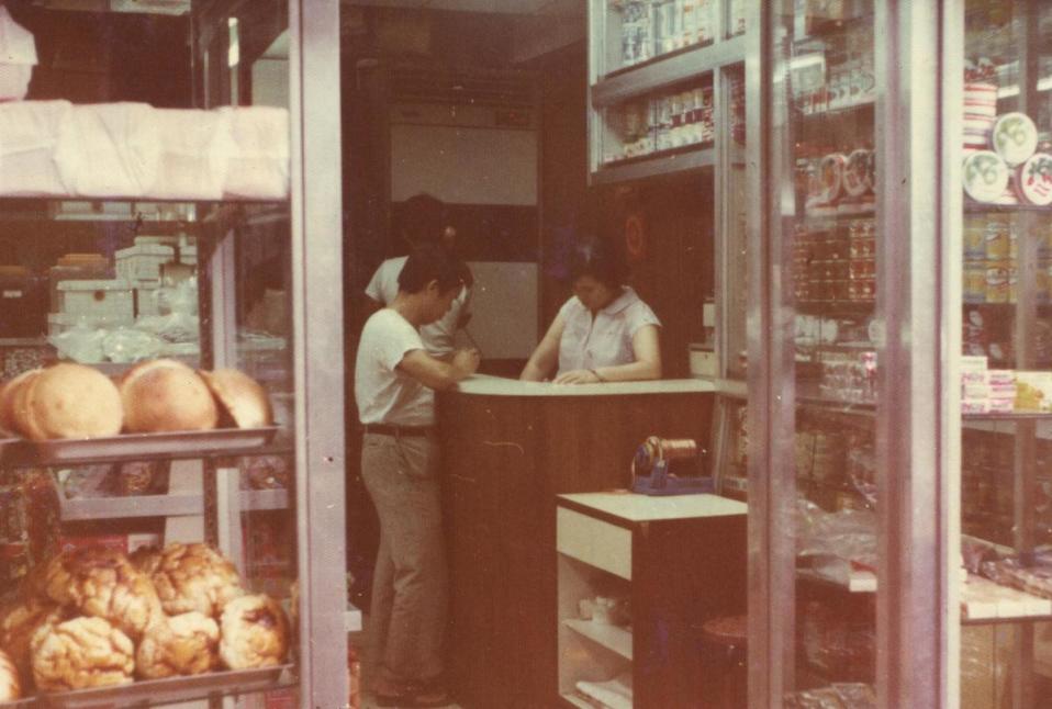 「裕珍馨」始於鎮瀾宮旁巷底的麵包店。（裕珍馨提供）