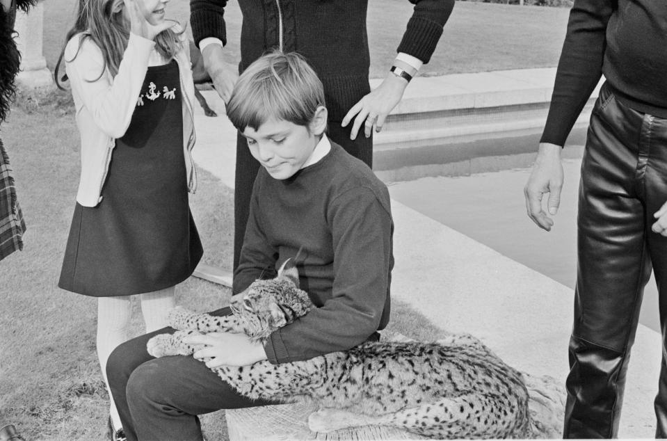 El artista creció rodeado de animales. En la residencia de Somosaguas fue inmortalizado con un cachorro de leopardo en 1967. (Foto: Gianni Ferrari / Getty Images).