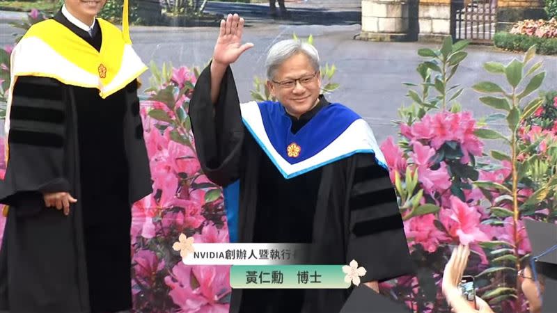 輝達創辦人黃仁勳獲頒台大榮譽博士，曾出席台大畢業典禮致詞。（圖／台大提供）