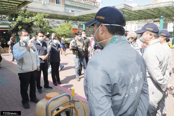 南市長黃偉哲視察臺南火車站防疫消毒作業，感謝清潔人員辛勞，也籲請民眾落實防疫。（記者李嘉祥攝）