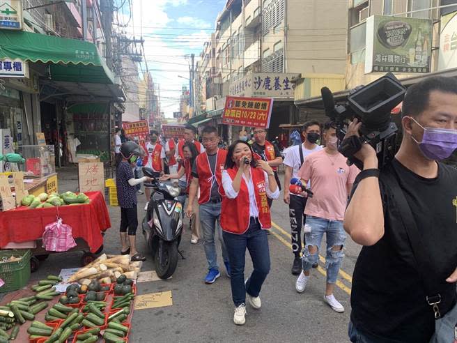 刪Q總部發起罷免基進黨立委陳柏惟，近日密集進行市場掃街。（刪Q總部提供／王文吉台中傳真）