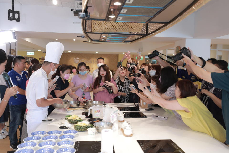 實體活動讓部落客、素食代表們品嚐從沒試過的素食料理。／圖：松珍生技提供