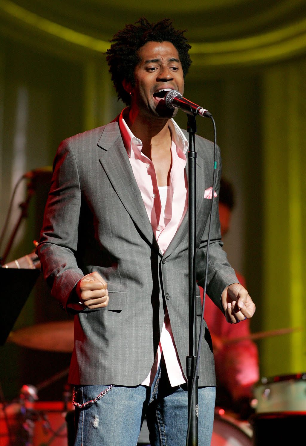 Singer Eric Benet performs during 106.7 Lite fm’s One Night with Lite at the Theater at Madison Square Garden October 19, 2005 in New York City. (Photo by Paul Hawthorne/Getty Images)