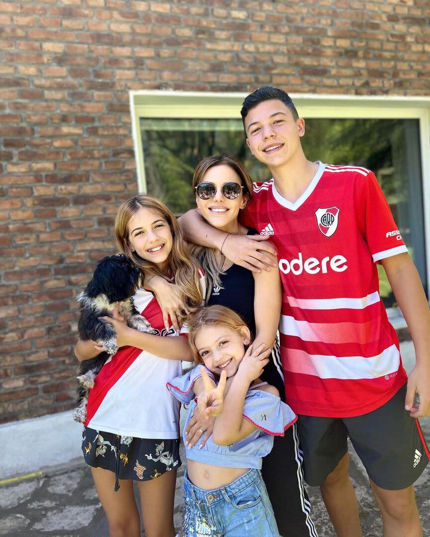 Evangelina Anderson junto a sus hijos, Bastián, Lola y Emma (Foto: Instagram @evangelinaanderson)